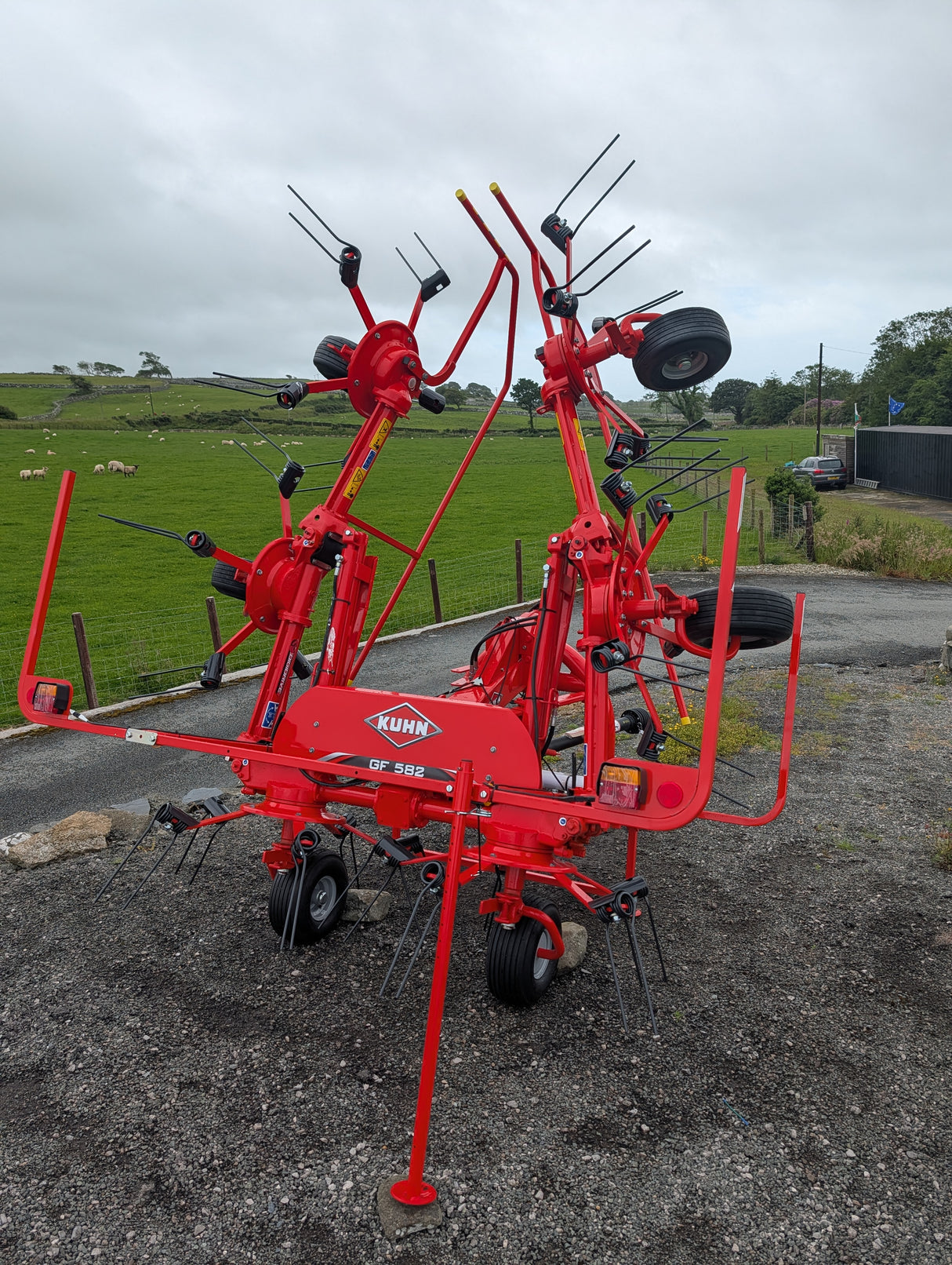 KUHN GF582 6-rotor red tedder for straw, hay and silage