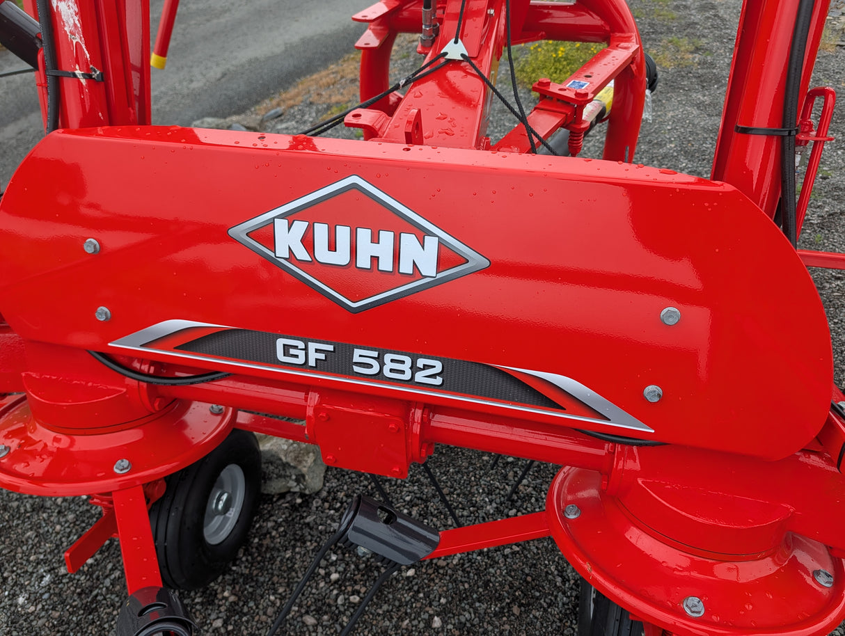 Kuhn GF582 6-rotor red tedder for straw, hay and silage with KUHN logo