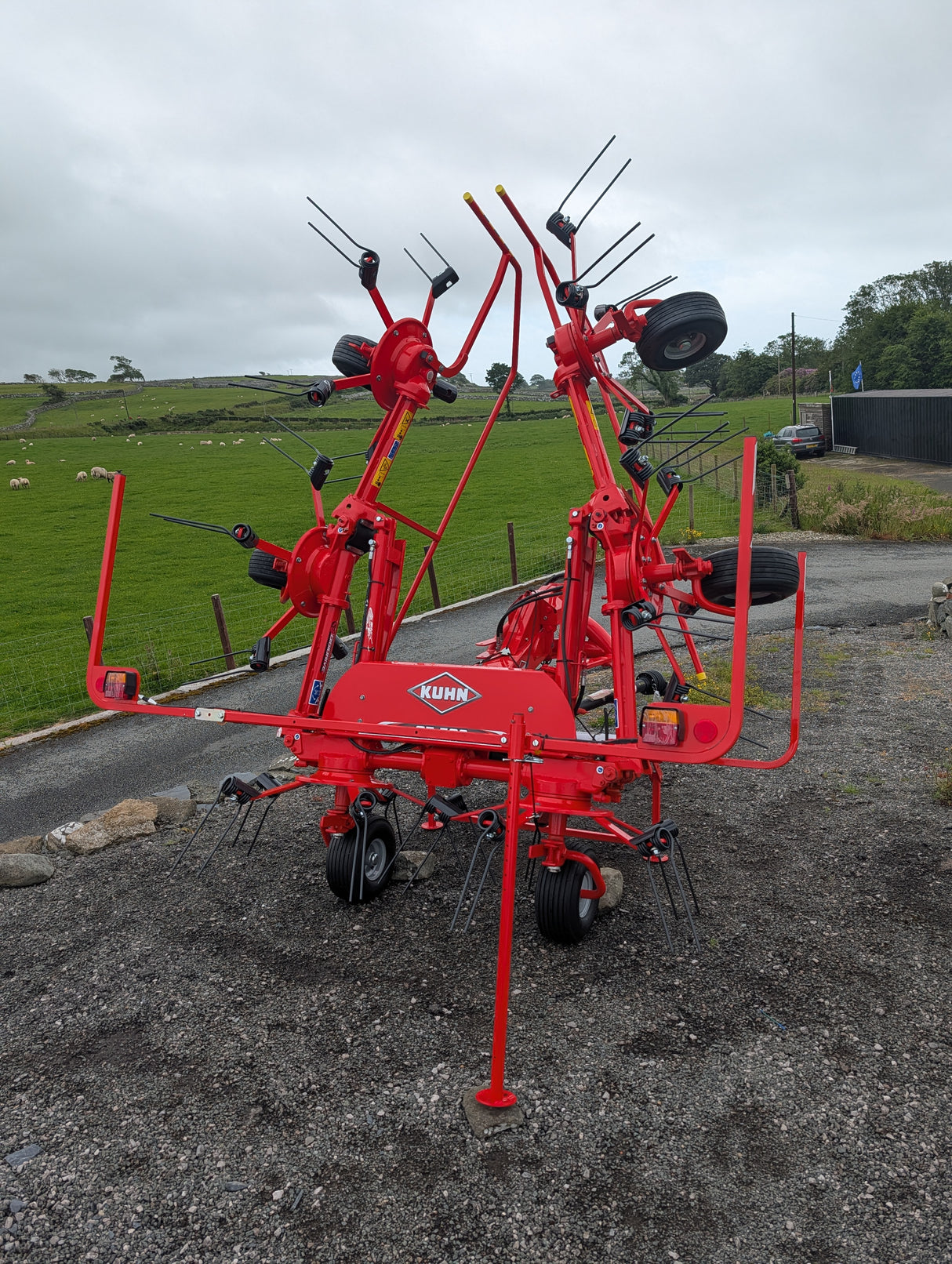 Kuhn GF582 six-rotor red tedder for straw, hay and silage, KUHN logo visible.