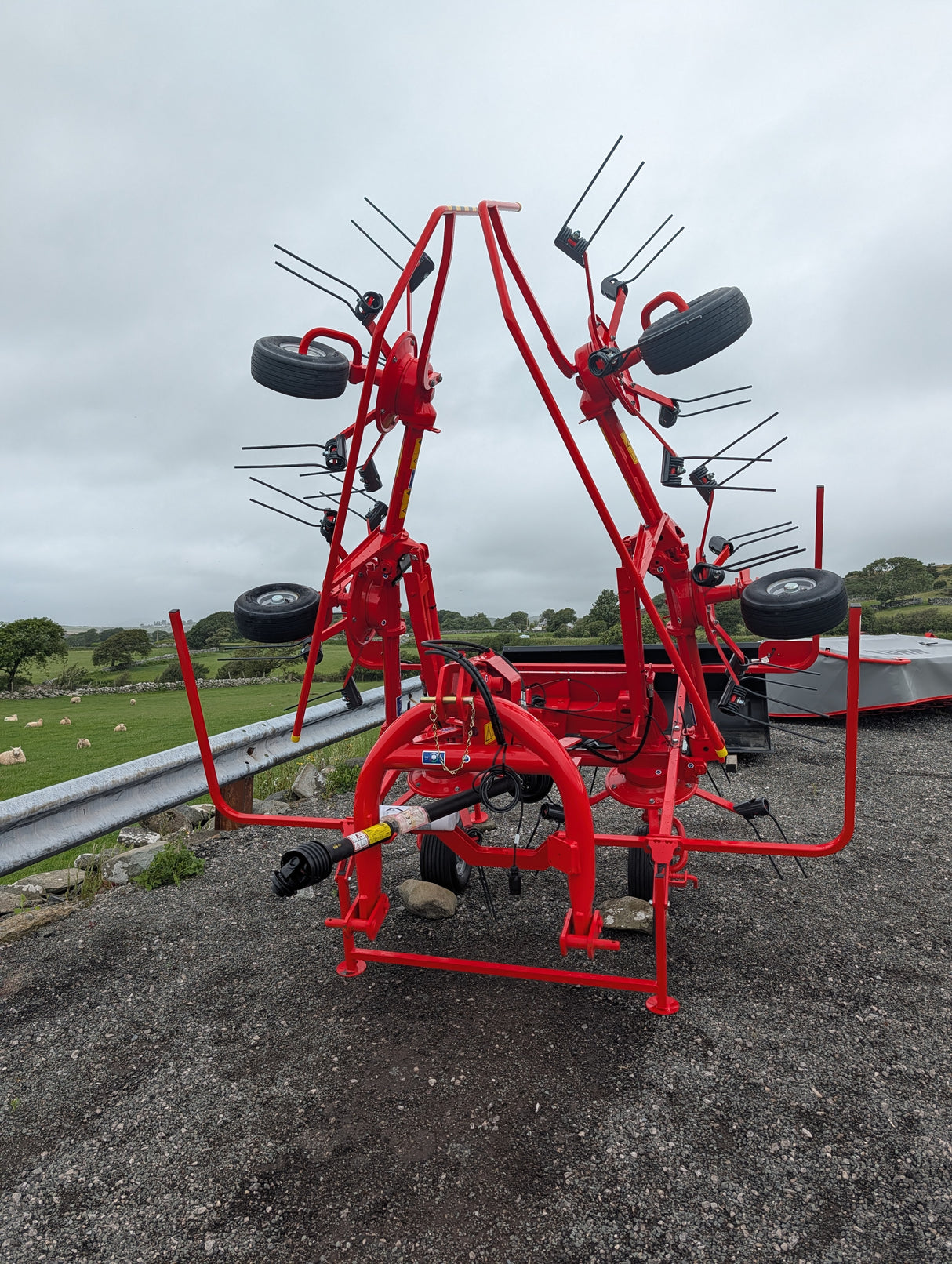 Kuhn GF582 6-rotor tedder, red, for straw and hay, DGT Agri