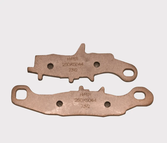 Front left brake pad set (2 pcs) in bronze for Kawasaki KVF 650 Prairie 02-03, Brute Force 05-11, KFX450R 08-12, KSV700