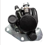 Front right brake caliper for Kawasaki KVF 300/360/400 Prairie, black metal with mounting bracket