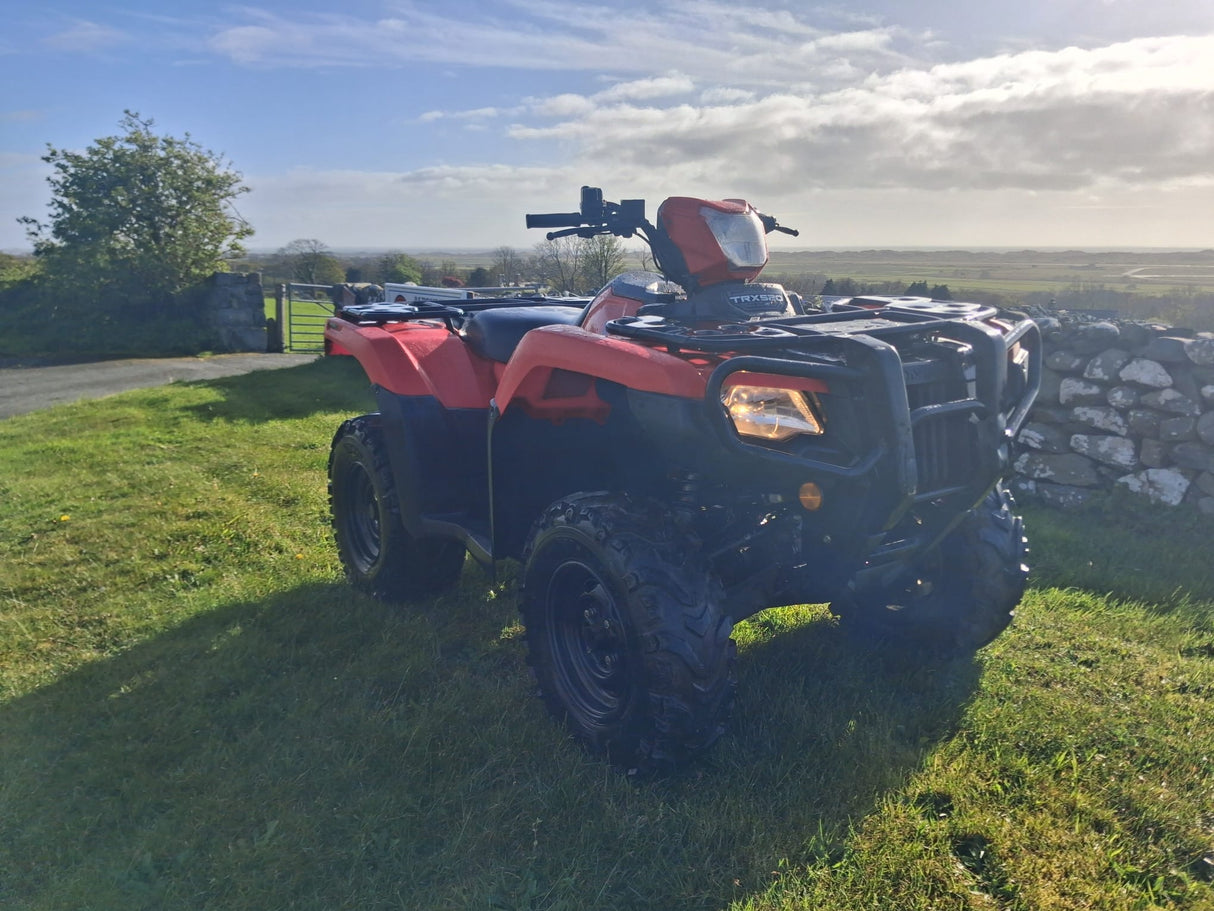 ATV TRX 520 FM6 red, manual transmission, front view.
