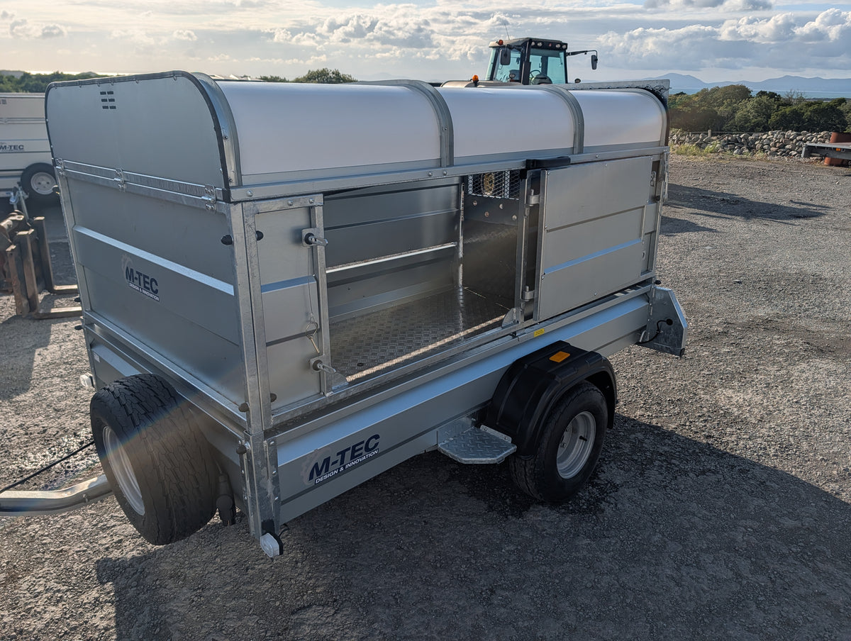 M-TEC quad master trailer with flip-top, silver aluminum utility trailer with rounded lid and sturdy metal frame.