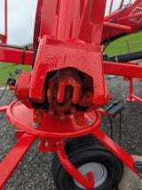 Kuhn GF582 6-rotor tedder in red frame; close-up of rotor hub